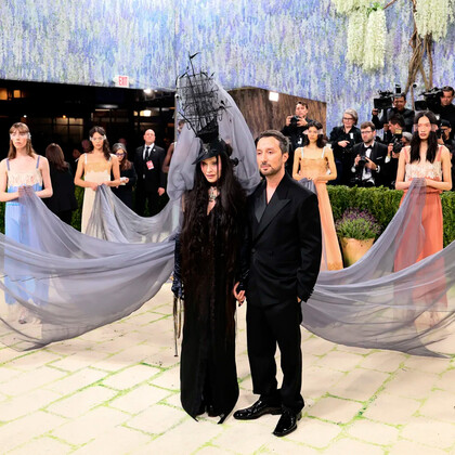 Как неизвестная модель стала частью самого театрального выхода Met Gala 2026 вместе с Мадонной