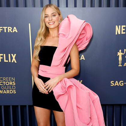 Марго Робби появилась в образе Барби 80-х годов на красной дорожке SAG Awards 2024