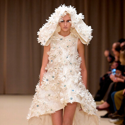 Психология эпохи и мини-юбки нового поколения: как прошёл осенний показ Alexander McQueen 2026