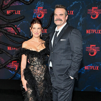 А как же травля? Милли Бобби Браун и Дэвид Харбор появились вместе на премьере «Очень странных дел»