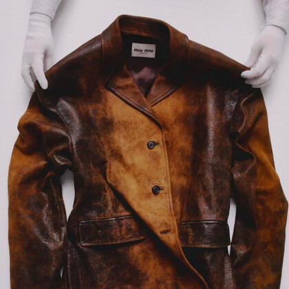 Miu Miu показали, как создаются изделия из состаренной кожи