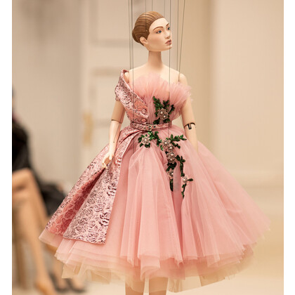 Новую коллекцию Moschino показали куклы