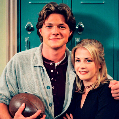 Звезда 90-х Нейт Ричерт воссоединился с коллегами по «Сабрине — маленькой ведьме»