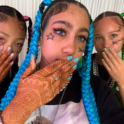 Дочь Ким Кардашьян показала временные татуировки и пирсинг