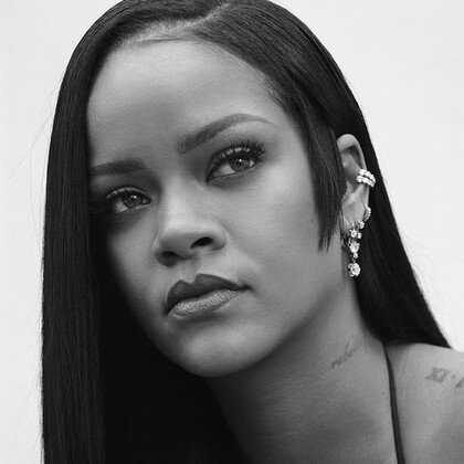 Рианна готовится к запуску своей линейки товаров для волос Fenty Hair