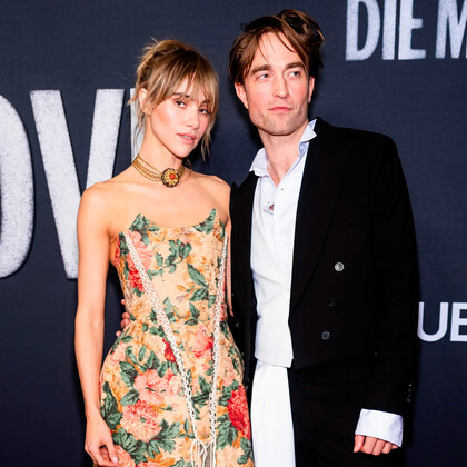 Роберт Паттинсон и Сьюки Уотерхаус вышли вместе на премьере фильма «Умри, моя любовь»