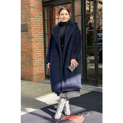София Буш в плюшевом пальто Max Mara