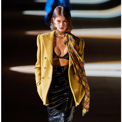 Почему показ Saint Laurent осень — зима 2020 выбивается из общего тренда