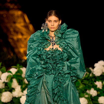 От кожи до нейлоновых платьев: Saint Laurent показал новую силу женственности