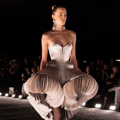 Schiaparelli Couture осень 2024: дань уважения 1950-м в подвале
