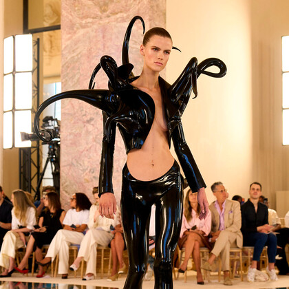 Кутюрный Schiaparelli осень–зима 2026: Дэниел Роузберри исследует бездну между человеком и технологией