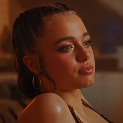 Дочь Анджелины Джоли и Брэда Питта появилась в клипе K-pop певицы Dayoung