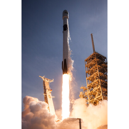 Первая пилотируемая частная ракета Falcon 9 успешно стартовала