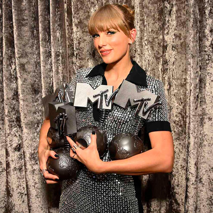 Тейлор Свифт забрала сразу 4 награды на MTV EMA 2022