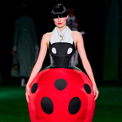 Thom Browne превратил показ сезона весна-лето 2027 в путешествие в страну насекомых