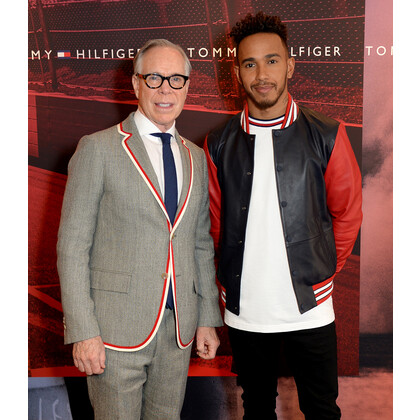 Tommy Hilfiger представит экологичную коллекцию вместе с Льюисом Хэмилтоном