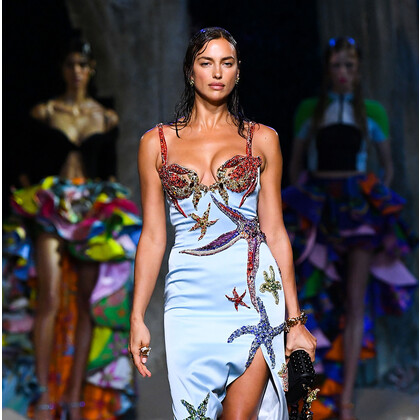 Подводный мир и модели-русалки на показе Versace 2021