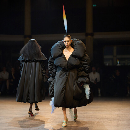 Viktor & Rolf представили самую необычную коллекцию на кутюрной неделе моды в Париже