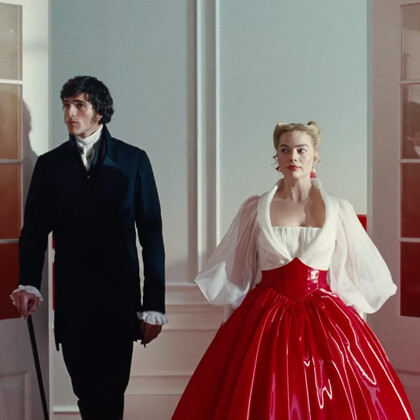 Красное латексное платье и новый трек Charli XCX: вышел второй трейлер «Грозового перевала»