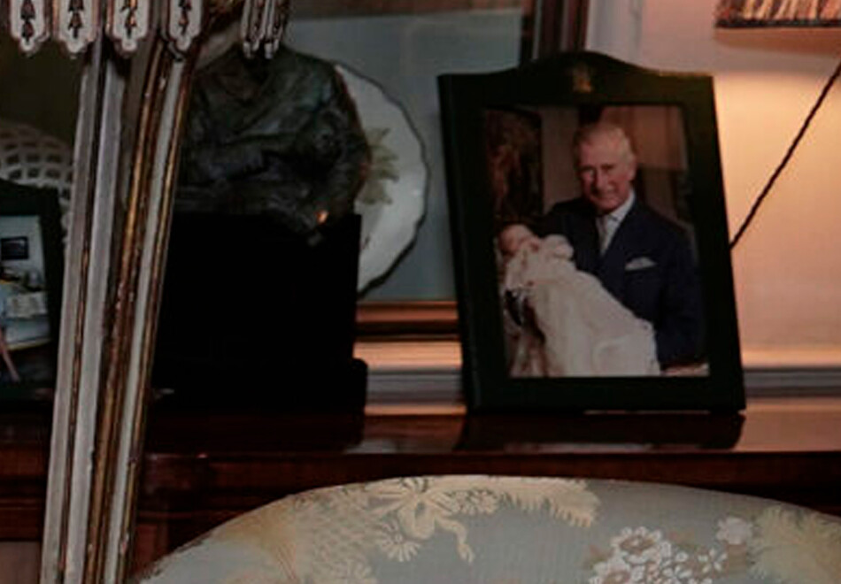 Король Карл III&nbsp;с сияющей улыбкой держит любимого внука принца Джорджа на руках