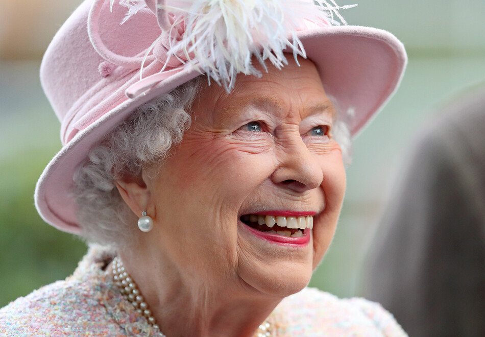 Королева Елизавета II посещает День британских чемпионов QIPCO на ипподроме Аскота 21 октября 2017 года в Аскоте, Англия