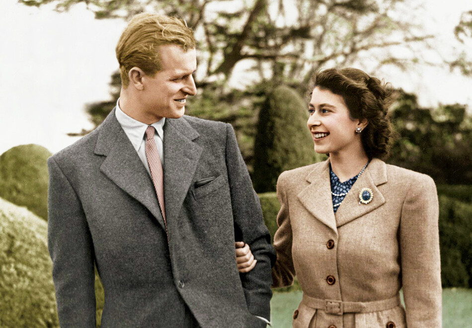Елизавета II и герцог Эдинбургский гуляют по территории Бродлендса, дома дяди герцога, графа Маунтбеттена, в их медовый месяц, 1947