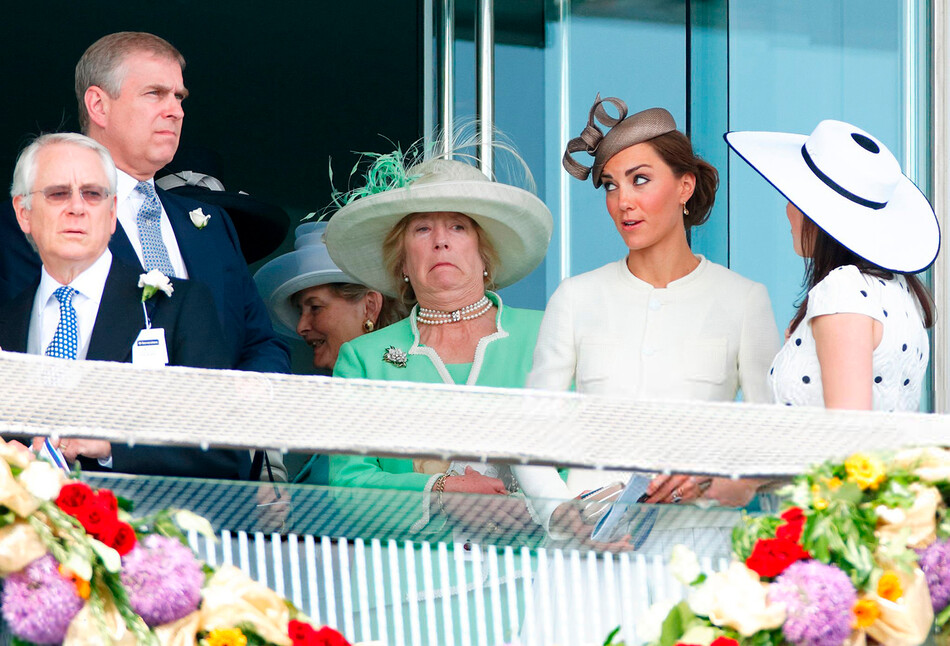 Принц Эндрю, герцог Йоркский, Аннабель Уайтхед (фрейлина королевы Елизаветы II), Кэтрин, герцогиня Кембриджская и принцесса Евгения посещают День Дерби во время фестиваля Investec Derby на ипподроме Эпсома 4 июня 2011 года в Эпсоме, Англия