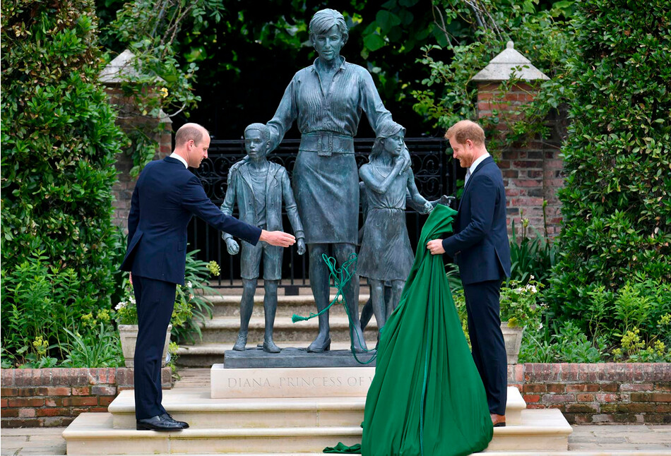 Принц Уильям, герцог Кембриджский и принц Гарри, герцог Сассекский, открывают заказанную ими статую своей матери Дианы, принцессы Уэльской, в Затонувшем саду Кенсингтонского дворца 1 июля 2021 года в Лондоне, Англия