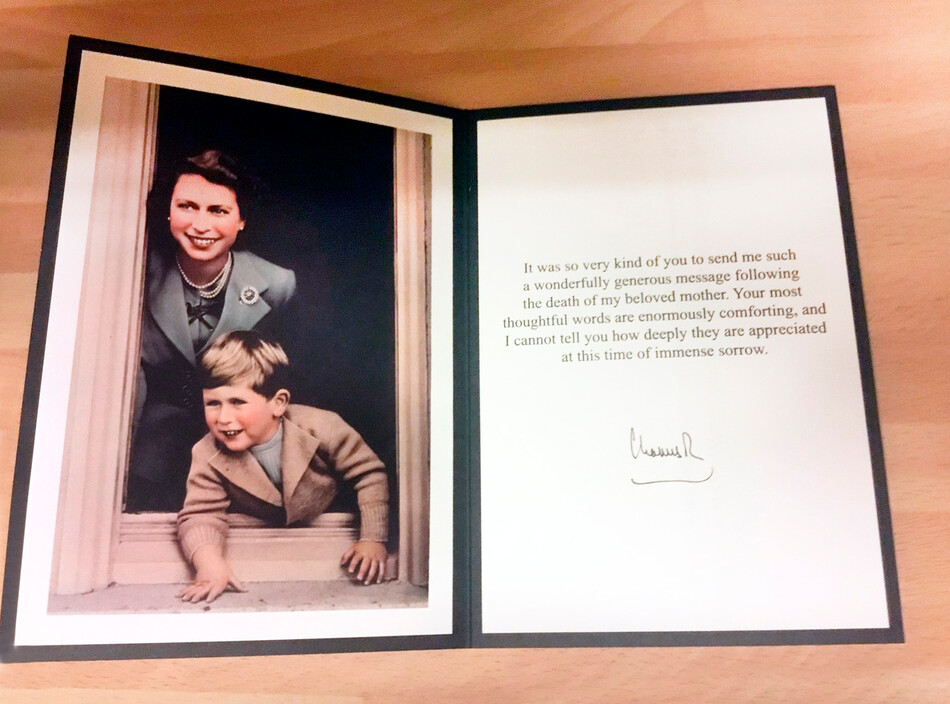 Первая благодарственная открытка из Букингемского дворца с подписью Чарльза, короля Карла III, 20 октября 2022 г.