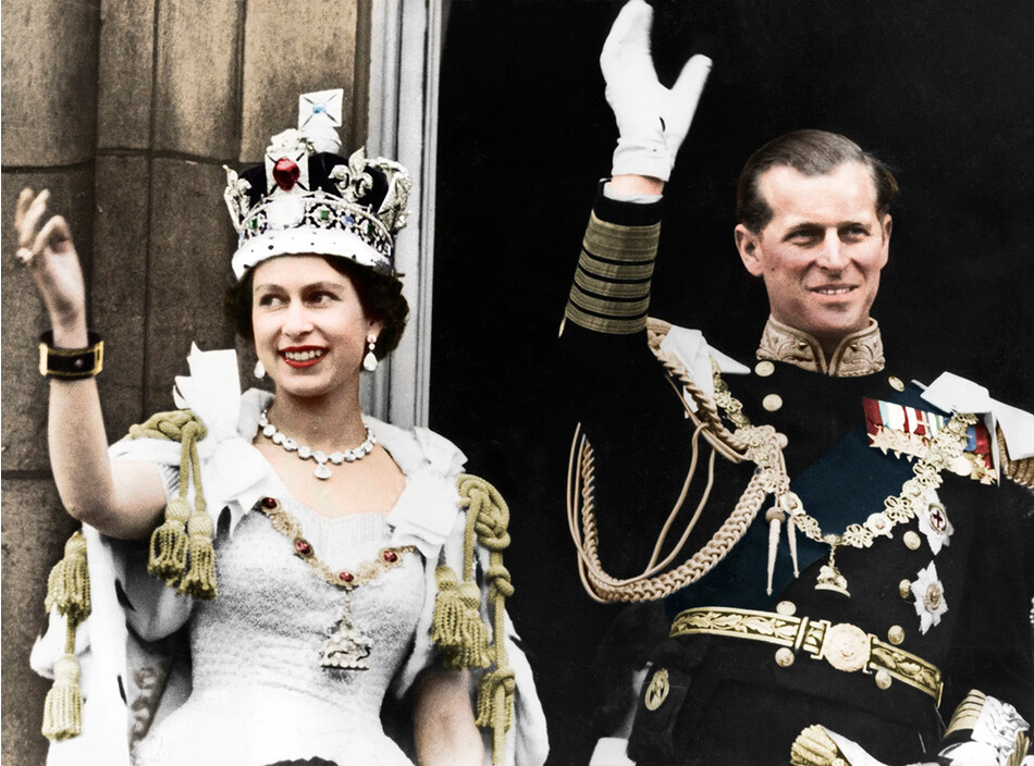 Елизавета II и принц Филипп в день коронации на балконе Букингемского дворца в 1953 году