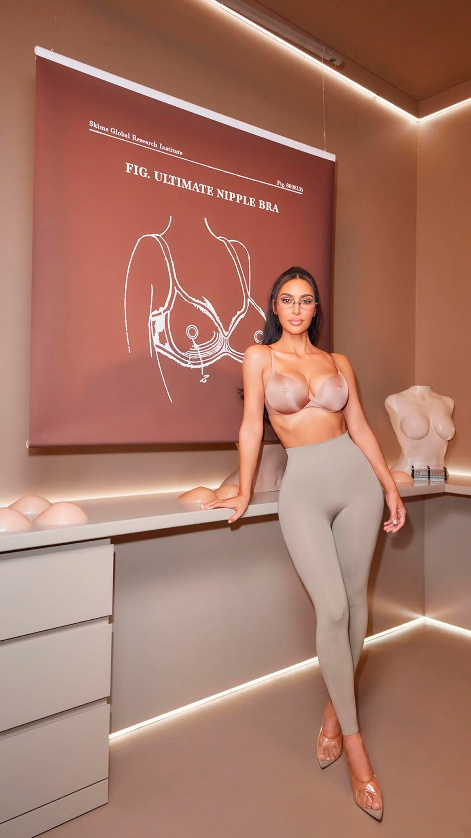 Ким Кардашьян выпустила новый бюстгальтер Skims с искусственными сосками