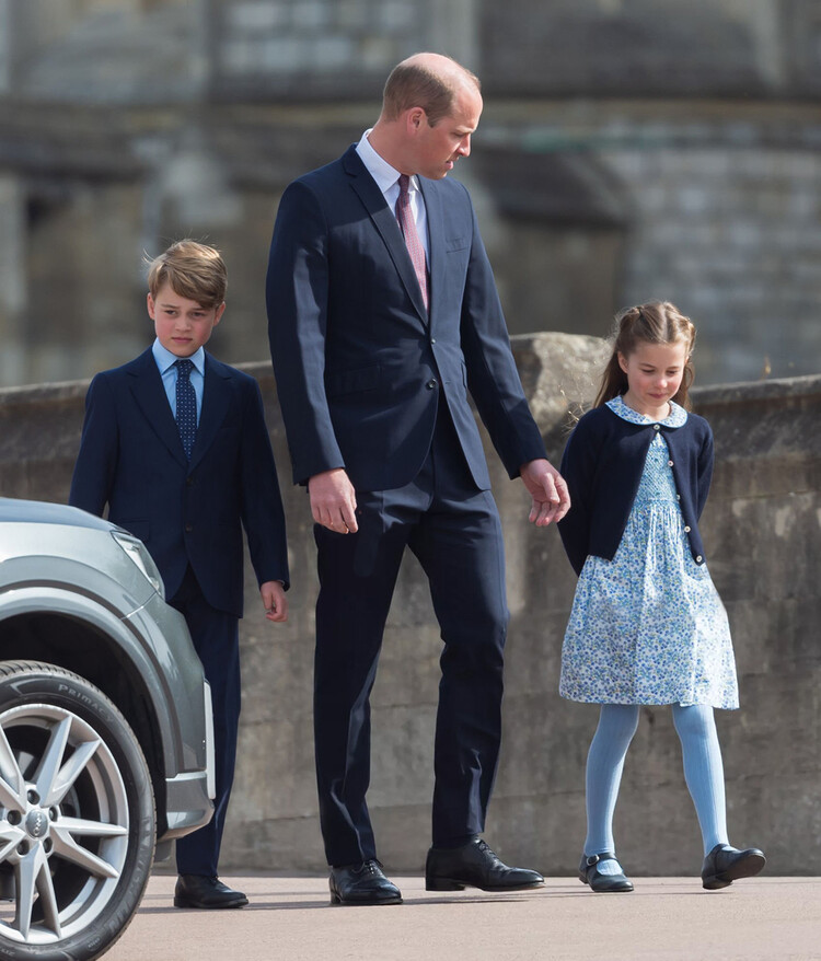 Герцог Кембриджский с принцем Джорджем и принцессой Шарлоттой посещают традиционную пасхальную воскресную службу в часовне Святого Георгия на территории Виндзорского замка 16 апреля 2022 года в Виндзоре, Англия