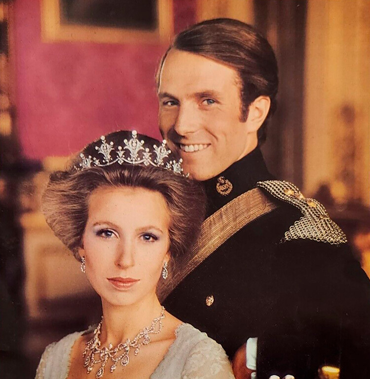 Букингемский дворец выпустил памятную&nbsp;открытку в честь свадьбы королевской принцессы Анны и Марка Филлипса, состоявшейся в церкви Святого Петра в Вестминстере, Лондон 14 декабря 1973 году