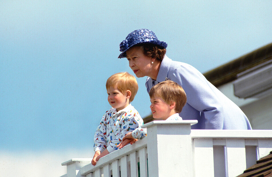 Елизавета II с маленькими принца Гарри и принц Уильям