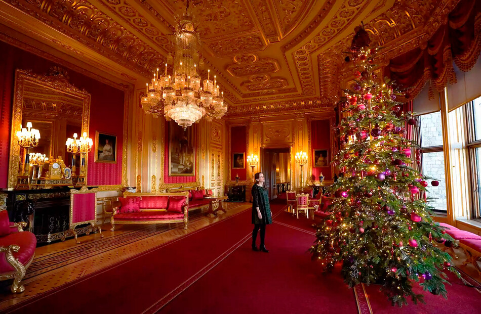 Сотрудники фонда Royal Collection Trust завершили рождественский декор в Багровой гостиной в Виндзорском замке, 2022г.