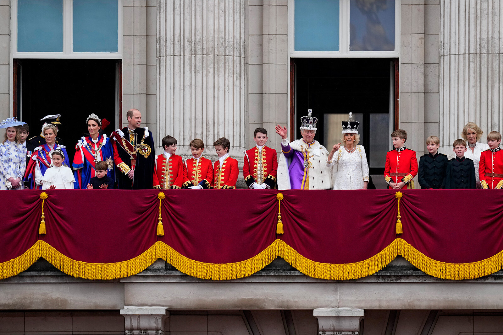 Члены королевской семьи на балконе&nbsp;Букингемского дворца после коронации короля Карла III и королевы Камиллы