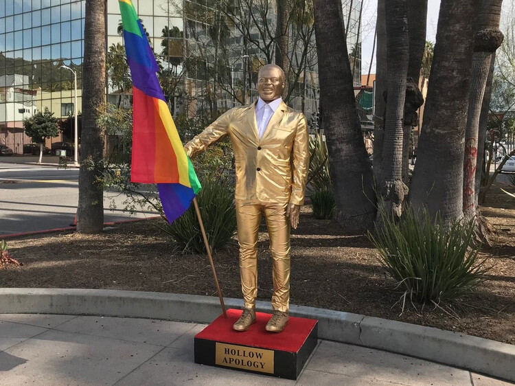 Статуя Кевина Харта с ЛГБТ&ndash;флагом в руках