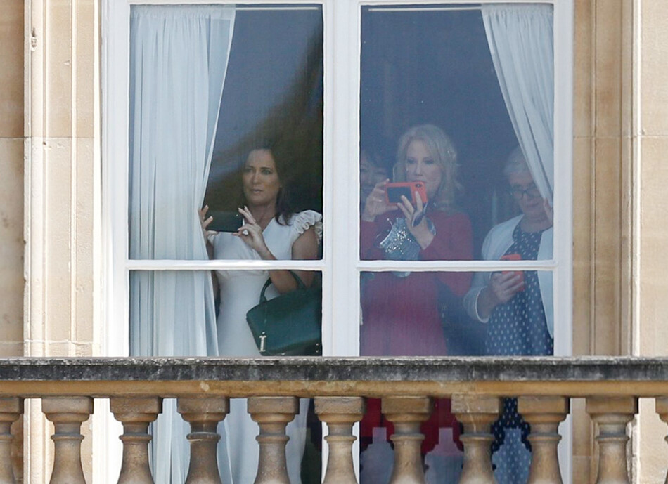 Стефани Гришем (слева), директор по связям с общественностью первой леди США, и Келлиэнн Конвей (в центре), советник президента США, наблюдают с балкона Букингемского дворца