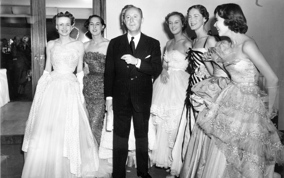 Кутюрье Кристиан Диор, дизайнер New Look и A-line, с шестью своими моделями после показа мод в отеле Savoy в Лондоне, 1950