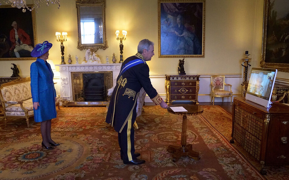 Королева Елизавета II появляется на экране по видеосвязи из Виндзорского замка, где она находится в резиденции, во время виртуальной аудиенции на приеме у посла Испании Хосе Паскуаля Марко Мартинеса (в центре) и Джеральдин Дюфор в Букингемском доме Дворец 15 февраля 2022 года в Виндзоре, Англия