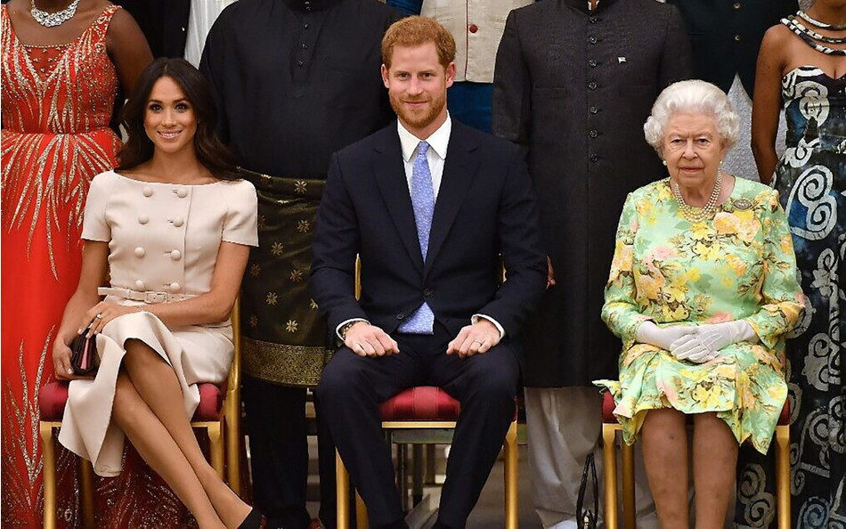 Меган, герцогиня Сассекская, принц Гарри, герцог Сассекский и королева Елизавета II на церемонии награждения молодых лидеров королевы в Букингемском дворце 26 июня 2018 года в Лондоне, Англия