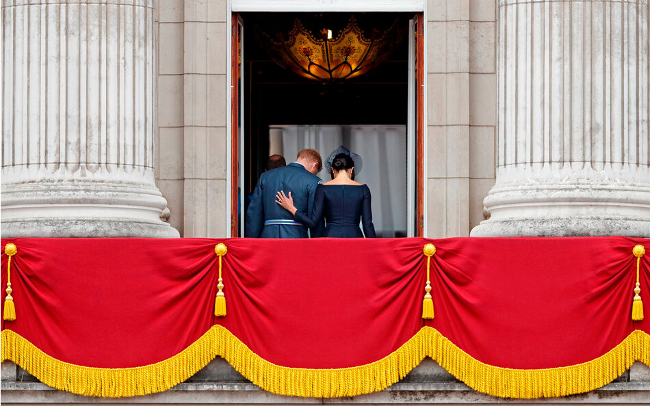 Меган Маркл и принц Гарри, герцог Сассекский заходят внутрь Букингемского дворца после завершения парада в честь 100-летия Королевских ВВС 10 июля 2018 года в Лондоне, Англия
