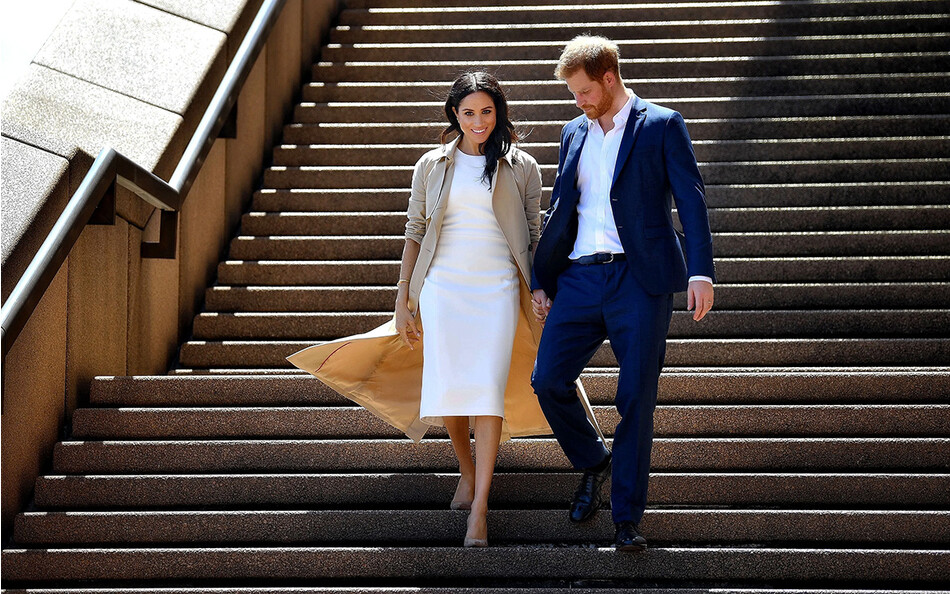 Принц Гарри, герцог Сассекский и Меган, герцогиня Сассекская спускаются по лестнице Сиднейского оперного театра 16 октября 2018 года в Сиднее, Австралия
