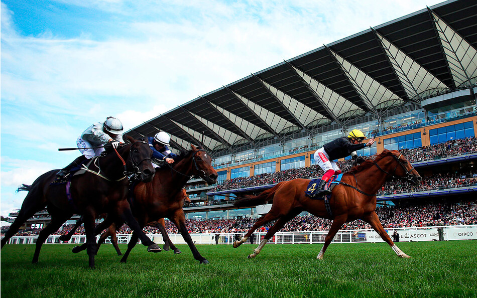 Жокеи на лошадях во время Королевский скачек Royal Ascot на ипподроме в Аскоте, Англия