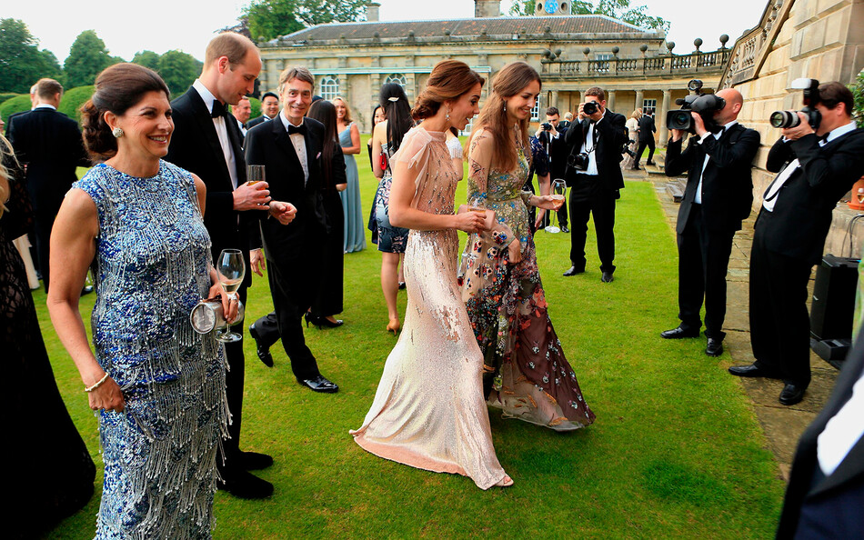 Герцогиня Кэтрин с маркизой Чолмонделей Роуз Чолмондели в сопровождении мужей принца Уильяма и маркиза Чолмонделея, а также гостей благотворительного гала-ужина 22 июня 2016 года в Кингс-Линн, Англия