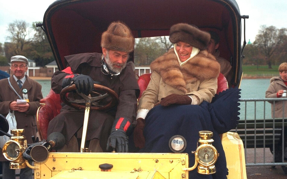 Принц Майкл Кентский принимал участие в ряде благотворительных мероприятий. Здесь он изображен стартующим в Гайд-парке в 1996 году в Гайд-парке, где стартует столетний ветеранский автопробег RAC &mdash; Эдди Малхолланд