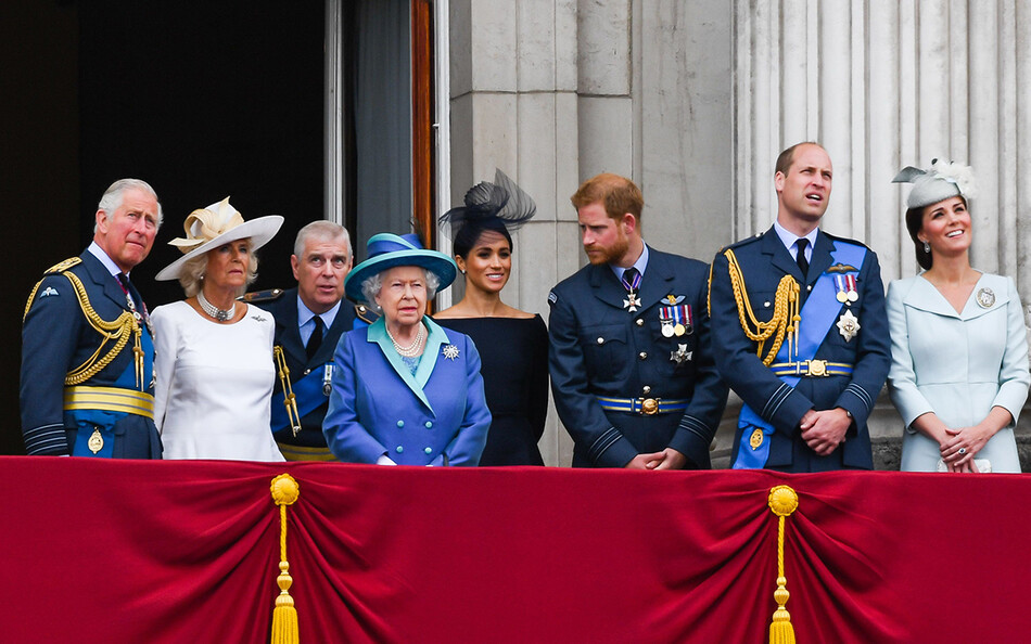 Принц Чарльз, Камилла Паркер-Боулз, Елизавета II, принц Эндрю, Меган Маркл, принц Гарри, принц Уильям и Кейт Миддлтон