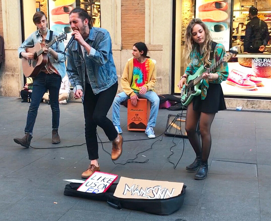 Итальянская рок-группа M&aring;neskin выступает на улицах Рима, 2016