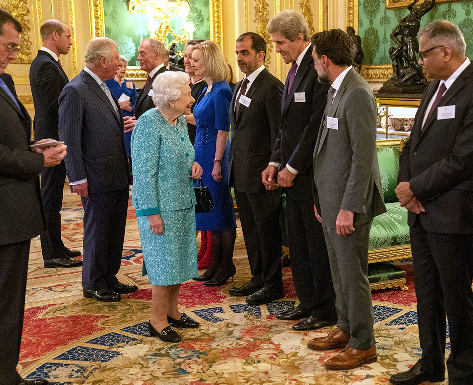 Елизавета II приветствует Джона Керри в Виндзорском замке по случаю проведения Глобального инвестиционного саммита 19 октября 2021 года в Виндзор, Англия