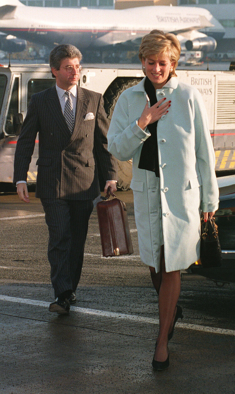 Принцесса Уэльская и её личный секретарь Патрик Джефсон в аэропорту Хитроу, 11 декабря 1995 г., Лондон